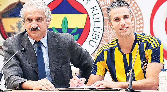 Fenerbahçe'nin son Superstar'ı Robin Van Persie imzayı attı