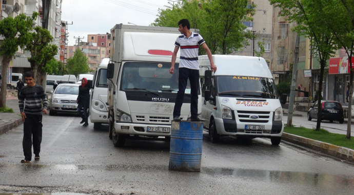 Batman'da garip olay! 50 kişilik büryan için trafiği felç etti