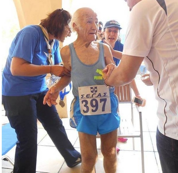 80 yaşında ama 42 kilometre koştu!