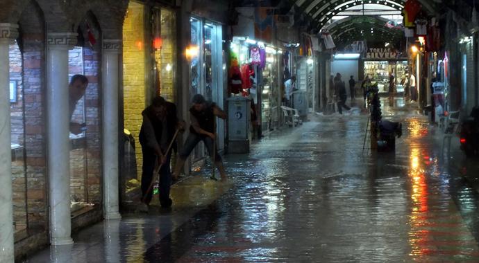 Beklenen yağış geldi! 20 dakika yetti