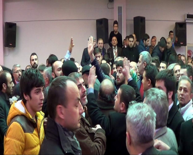 MHP'liler kongrede yumruk yumruğa birbirine girdi
