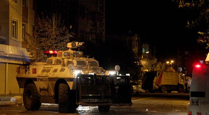 Diyarbakır'da göstericiler ateş açtı: 1 polis yaralı