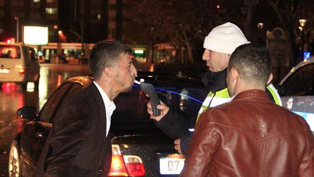 Yılın ilk cezası otomobilin camından sarkan yolcuya