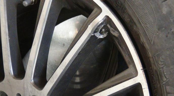 Yol kesen PKK'lıllar sivil aracı taradı