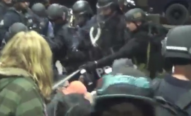Siyahi öfke, 'Ferguson': Ünlü yazar böyle gözaltına alındı!