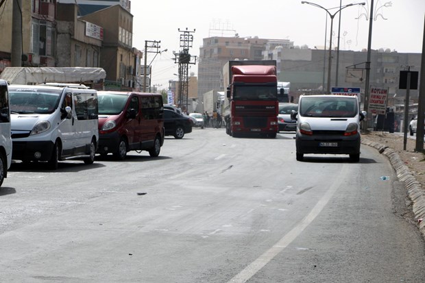 Yol kapatan şoförlere polisten müdahale