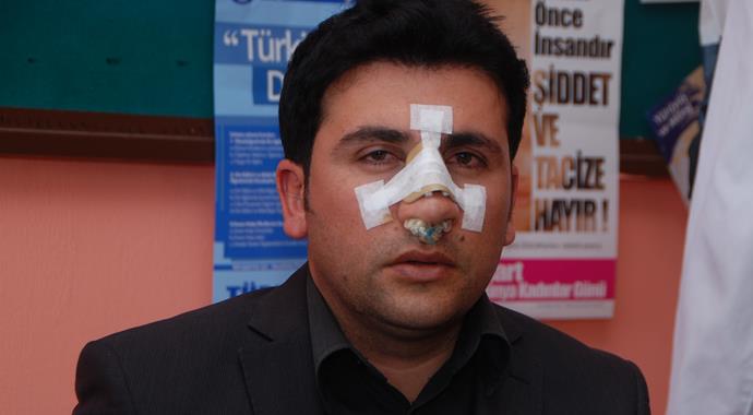 Öğrencilerinin gözü önünde dövüldü