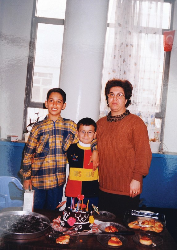 Fotoğraftaki bu çocuğu tanıdınız mı?