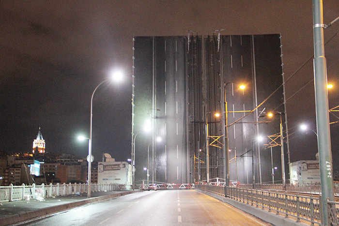 Haliç Metro Köprüsü gemi geçişi için ilk defa ikiye ayrıldı
