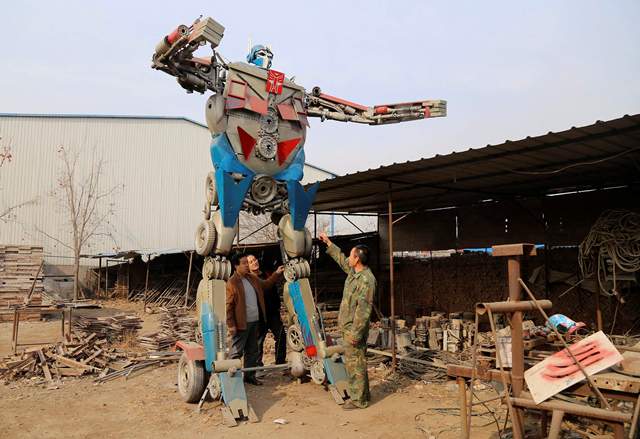 Oğluna Transformers robotu yaptı