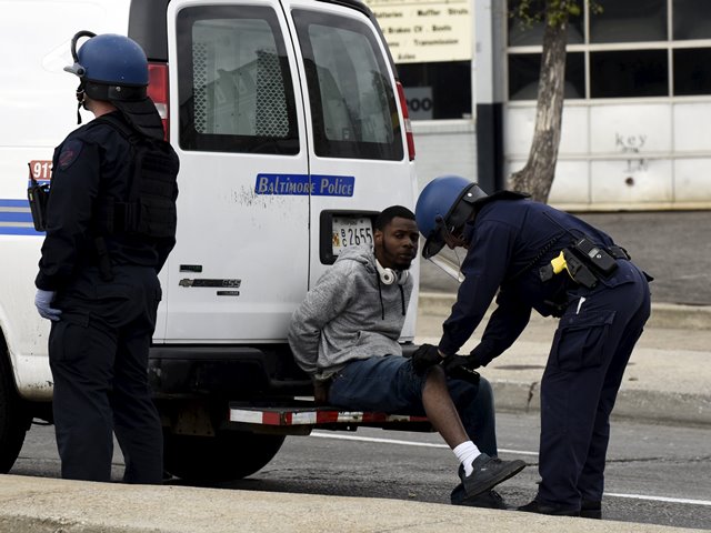 Baltimore'da marketler yağmalandı