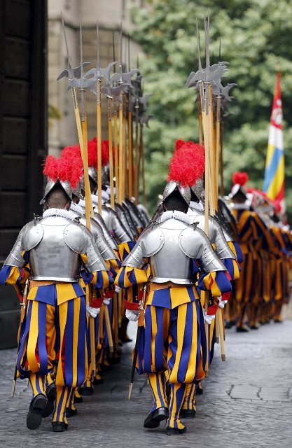 Papa'nın İsviçreli muhafızları yemin etti