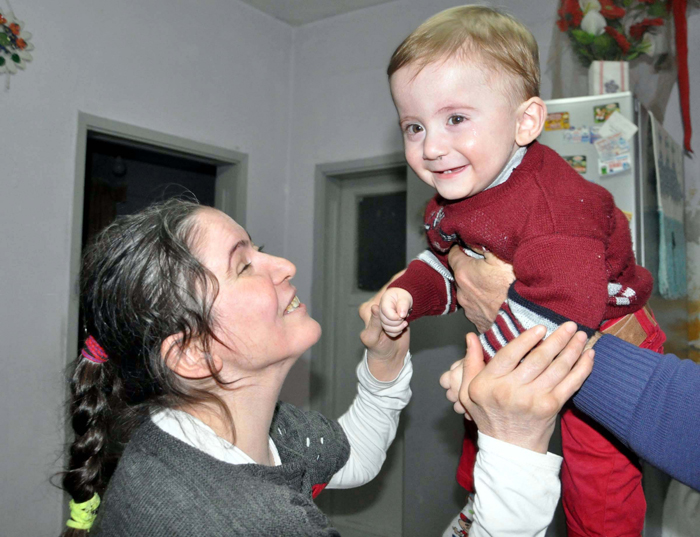 8 aydır aynı evde yaşadığı oğlunu ilk kez görüyor!