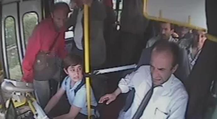 Tümseğe sert giren otobüs şoförünü dövdü