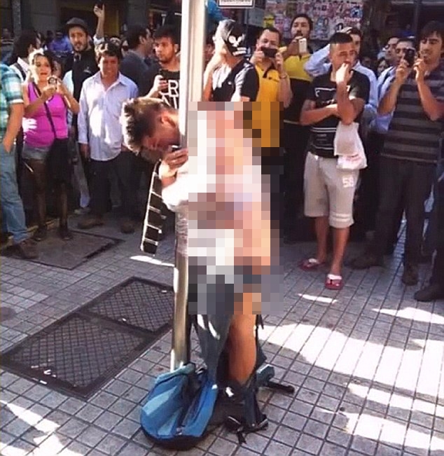 Emekliye bıçak çeken saldırganı direğe bağladılar