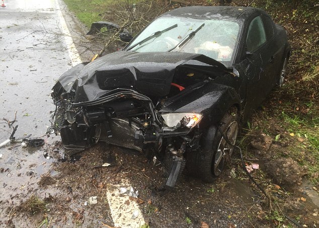 Islak yolda kontrolünü kaybetti böyle kaza yaptı