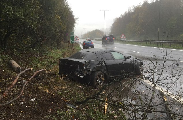 Islak yolda kontrolünü kaybetti böyle kaza yaptı