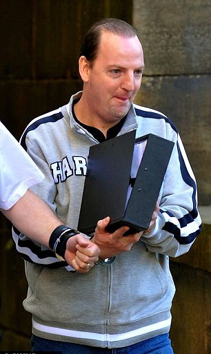 8 milyon sterlinlik tabloyu yumrukladı, 6 yıl hapis aldı