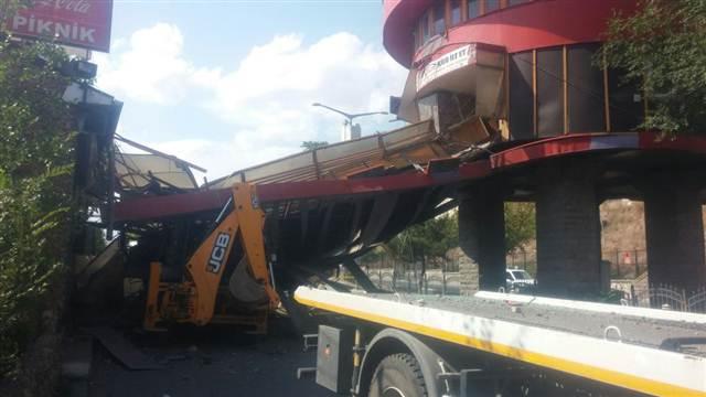 Ankara'da üst geçit çöktü