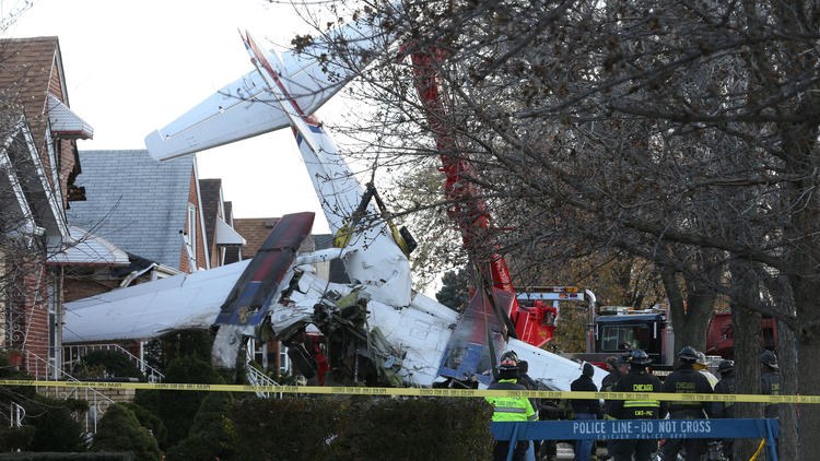 Kargo uçağı evin üzerine düştü!