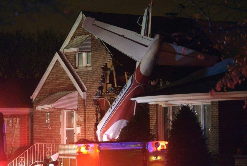 Kargo uçağı evin üzerine düştü!