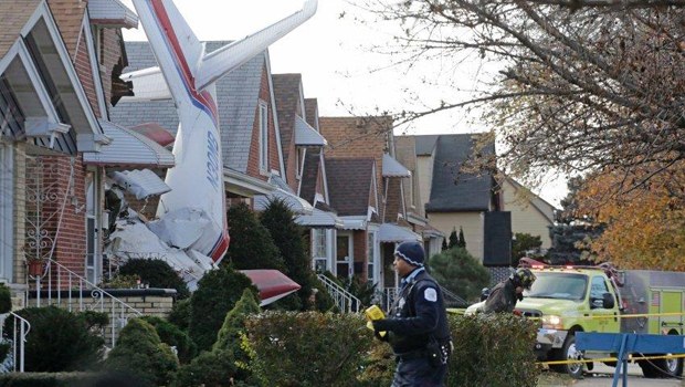 Kargo uçağı evin üzerine düştü!