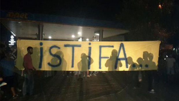 Taraftarlar Samandıra'ya meşale fırlattı