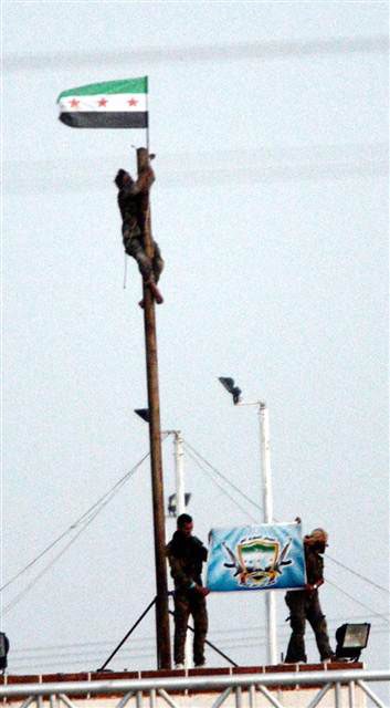 Türkiye sınırında iki bayrak...