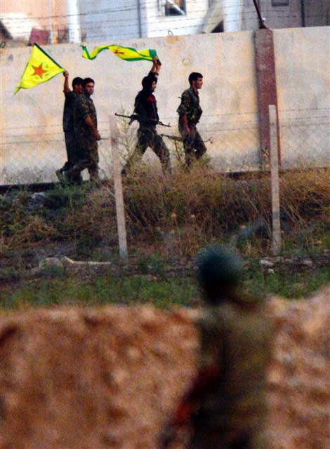 Türkiye sınırında iki bayrak...