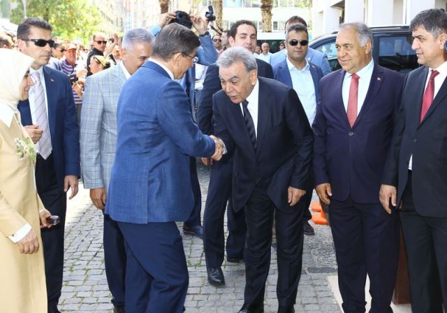 İzmir'e giden Başbakan Davutoğlu'na Kocaoğlu'ndan özel ilgi