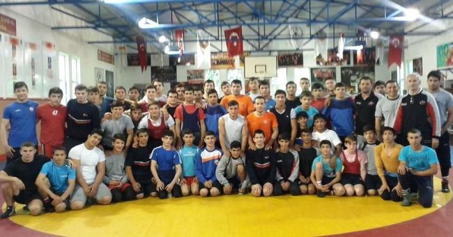 Minderi titreten genç güreşçiler Sarıyer'de toplanıyor