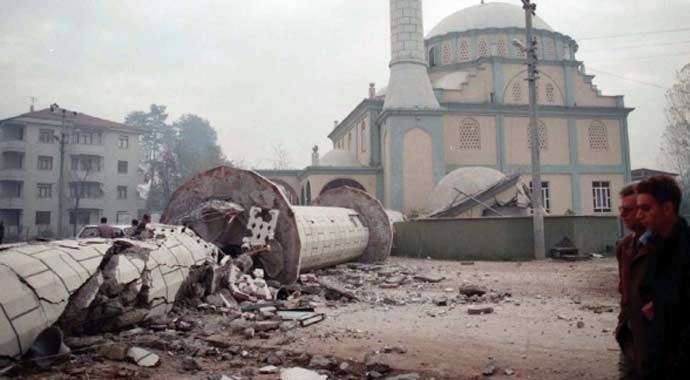 Düzce depreminin üzerinden tam 15 yıl geçti! Acısı hala taze