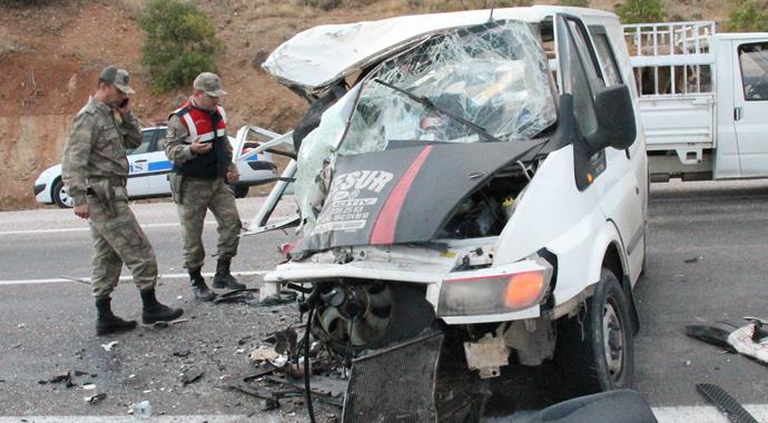 Elazığ'da 2 minibüs kafa kafaya çarpıştı: 1 ölü, 9 yaralı