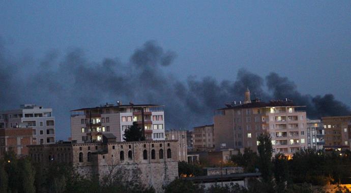 Silvan'da roket isabet eden binada yangın çıktı