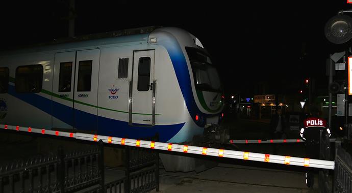Sakarya'da üniversiteli öğrenciler trenin altında kaldı