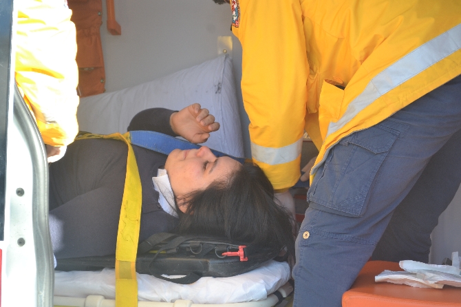 Yolcu otobüsü direğe çarptı: 7 yaralı