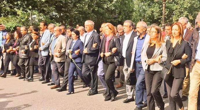 HDP ve CHP saldırıyı kınamak için Sıhhiye'de toplandı