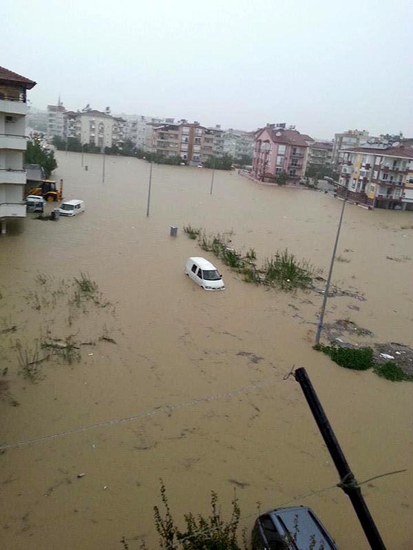 Antalya'da şiddetli yağmur!  8 saatte metrekareye 280 kilo...