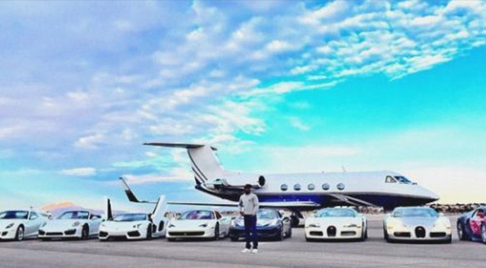 Çok kazanan boksör servetiyle poz verdi