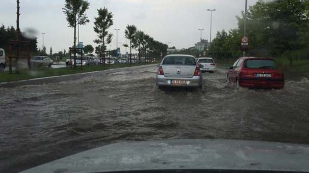 15 dakika yağdı İstanbul'u felç etti, trafik kilit!..