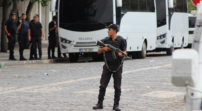 Polis ekiplerine roketli saldırı! 2 şehit, 8 yaralı