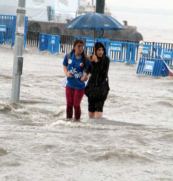 Üsküdar'da denizle kara yine birleşti