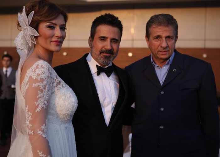 Emrah'ın annesi düğünde Kuran'ı Kerim'i yedi kere öptürdü