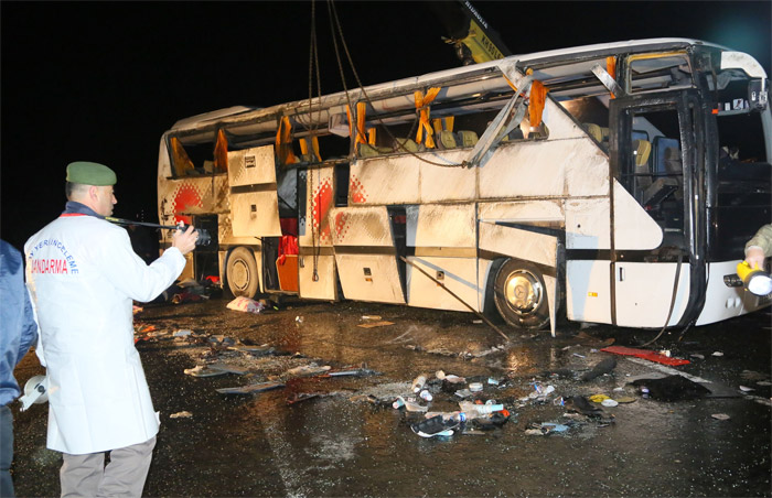 Sivas'ta polisleri taşıyan otobüs kaza yaptı: 3 şehit, 33 yaralı