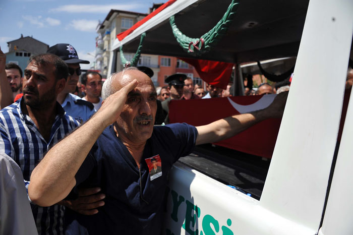 İdris Güllüce, şehit Yasin Gencer'in cenazesinde gözyaşlarını tutamadı