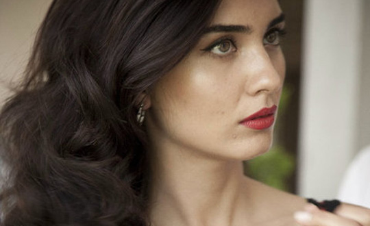 Tuba Büyüküstün Emmy'de finalden döndü!