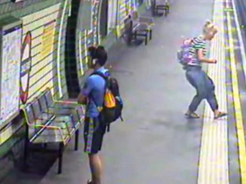 Metro raylarına düşen bebek son anda kurtarıldı