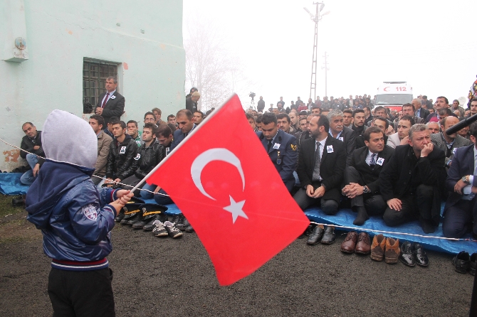 Şehit astsubay memleketinde gözyaşları ile toprağa verildi