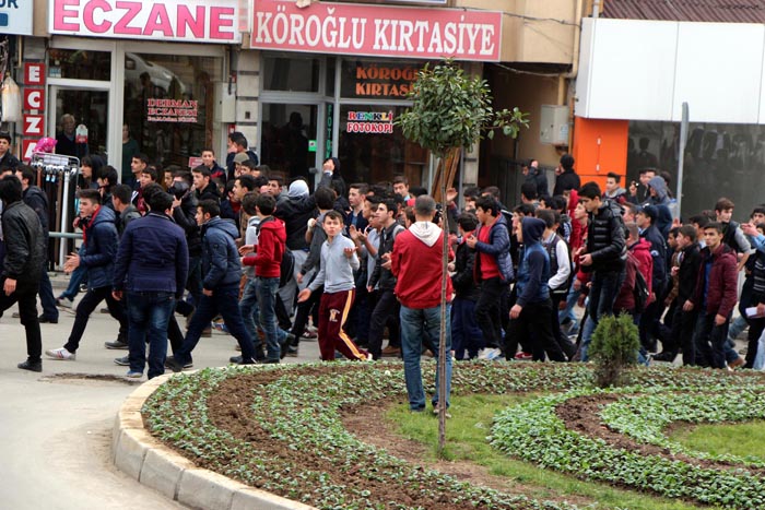 Kavgaya giden 300 liseliyi polis durdu