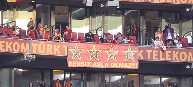 Arena'da Aziz Yıldırım pankartı